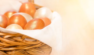 Yakın plan tavuk yumurtalı sepet. Güneşte yumuşak bir odak