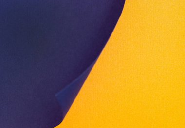 turuncu arka planda mavi kağıt rulo