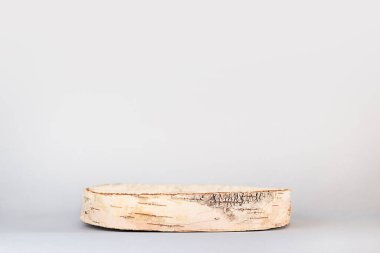 Gri arkaplanda yuvarlak kesim ağacı