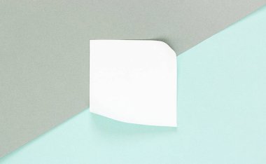 Gri-mavi arkaplanda küçük boş sayfa