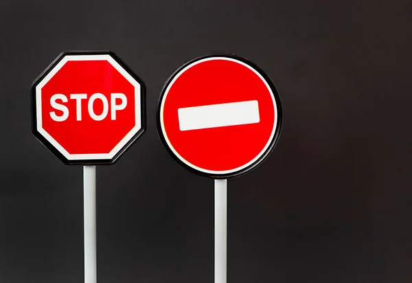 Siyah arkaplanda yol yasaklama işaretleri