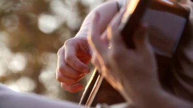Müzisyenlerin parmakları yavaş melodi parmakları çalar. Sonbahar. 