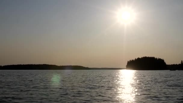 カメラと川の水の上に日グレア。船からの眺め. — ストック動画
