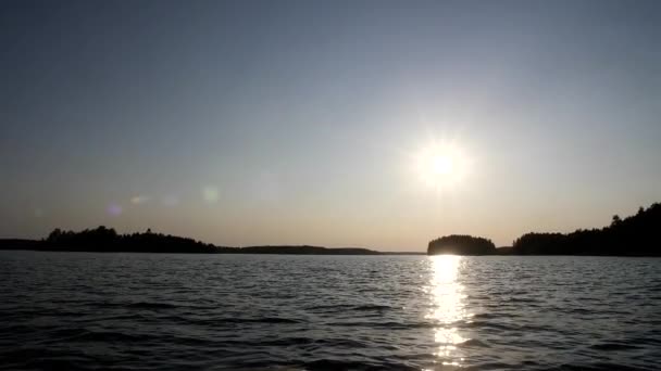 Deslumbramiento del sol en la cámara y en el agua en el río. — Vídeos de Stock