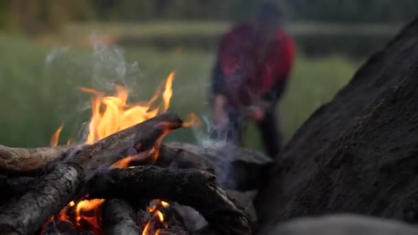 El fuego de una fogata turística está ardiendo. Primer plano. — Vídeos de Stock