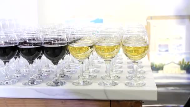 Kacamata dengan minuman beralkohol. Minuman liburan dihias di meja prasmanan. — Stok Video