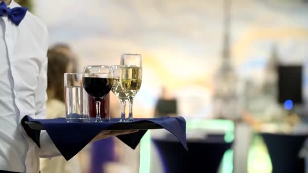 Drinks on the waiters tray. Waiters hands are holding a tray of festive drinks — Stock Video