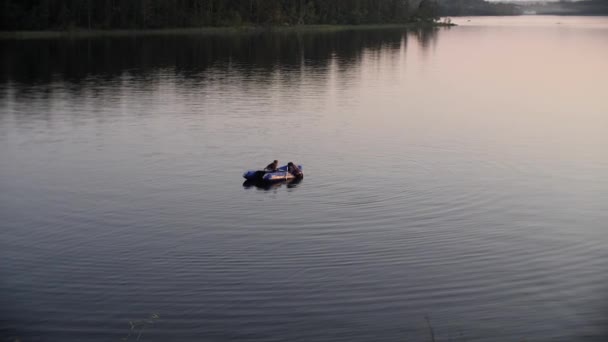 Pescar într-o barcă în mijlocul unui lac. Barca cu motor singură încet în râu — Videoclip de stoc