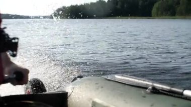 Teknenin yan tarafından bak. Nehirde güneşli güzel bir yaz günü. 