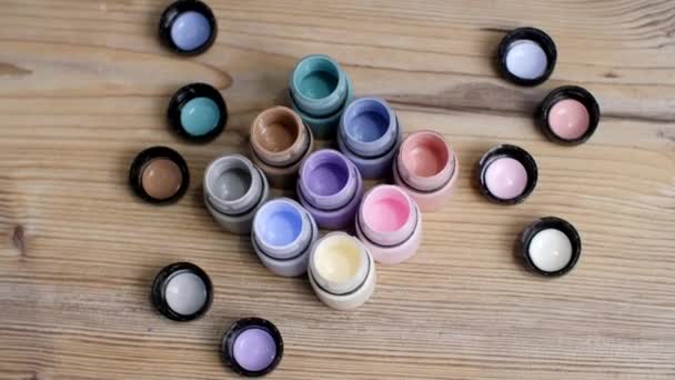 Muitas latas abertas de tinta. Óleo multicolorido ou tinta acrílica. — Vídeo de Stock