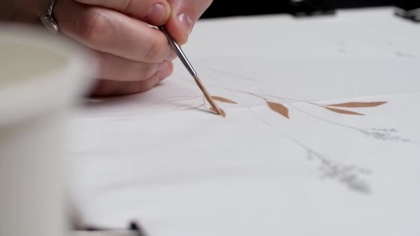 Artists hand draws a picture on the theme of nature. — Stock Video