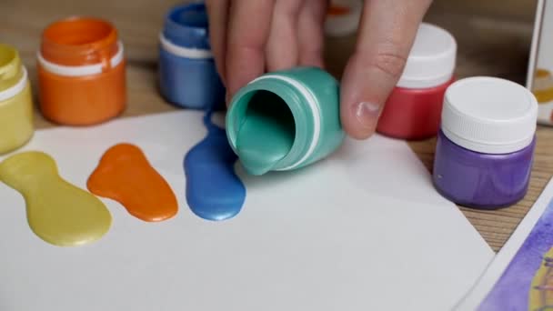 喷漆。把油漆从罐子里倒出来.绘图概念. — 图库视频影像
