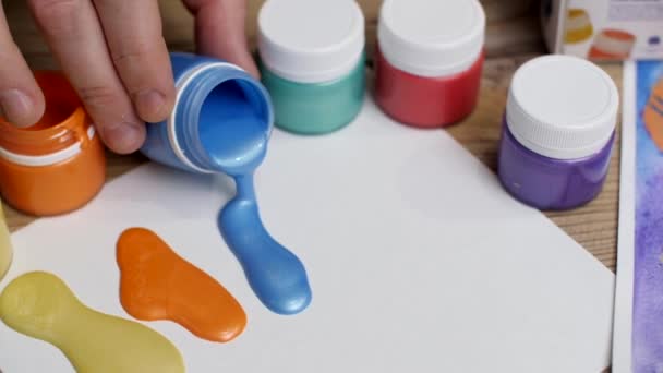 喷漆。把油漆从罐子里倒出来.选择的粉刺品种. — 图库视频影像