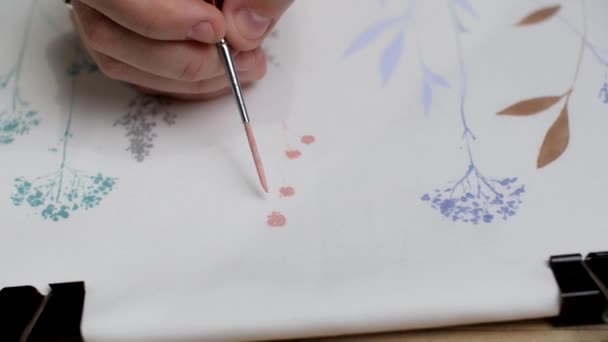 Artists hand draws a picture with watercolor or acrylic paint on canvas — Stock Video