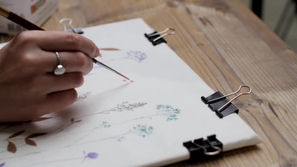 미술가들 이손으로 흰색 종이에 수채화나 아크릴 페인트로 그림을 그린다. — 비디오