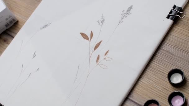 Närbild av konstnärernas hand. Konstnären målar bruna löv på duken — Stockvideo