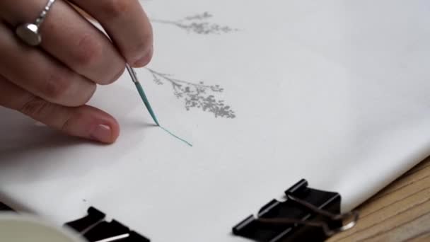 Primer plano de la mano de los artistas. El artista está pintando sobre el lienzo. — Vídeo de stock