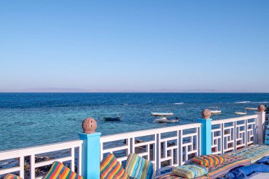 Kafenin terasından güzel bir deniz manzarası..