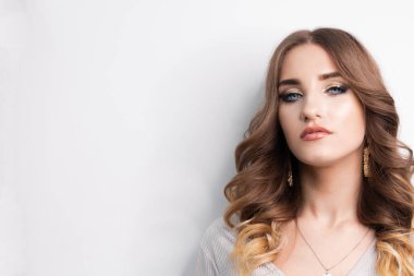 Parlak makyajlı ve seksi dudaklı genç bir kızın yakın plan portresi. Temiz ciltli bir kız. Gerçek hayat makyajı ve kozmetik konsepti. Makyajlı bir kızın portresi.