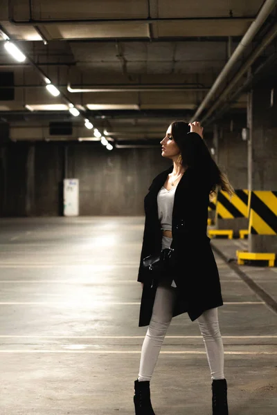 Aantrekkelijke Jonge Bruinharige Vrouw Die Poseert Een Ondergrondse Parkeergarage Meisjesmodel — Stockfoto