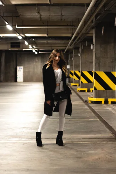 Aantrekkelijke Jonge Bruinharige Vrouw Die Poseert Een Ondergrondse Parkeergarage Meisjesmodel — Stockfoto