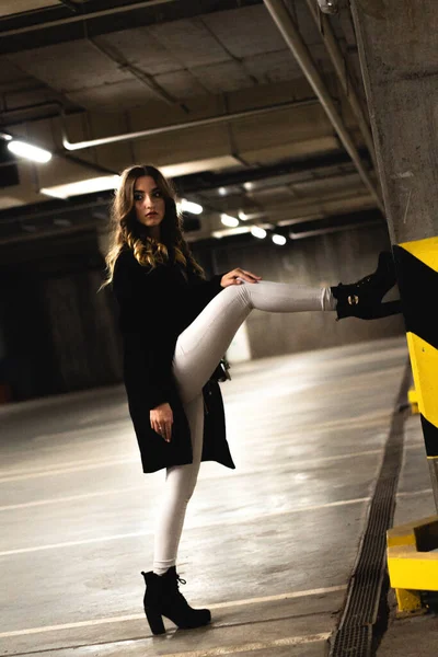 Приваблива Молода Каштанова Жінка Позує Підземному Паркінгу Дівчина Модель Чорному — стокове фото