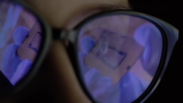 Жінка-вчена в окулярах дивиться презентацію нового мікрочіпу — стокове відео