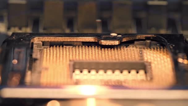 Zavřít makro pohled na soket procesoru na velké desce obvodů datového serveru — Stock video