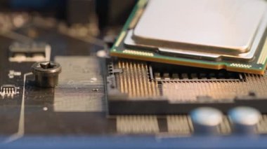 Atölyedeki bilgisayar donanımı ve elektronik cihazların onarımı ve bakımı