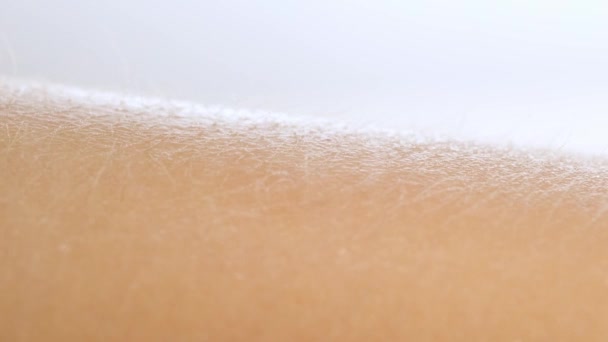 Vochtinbrengend serum aanbrengen op de huid van de hand en vloeistof op de hand smeren — Stockvideo