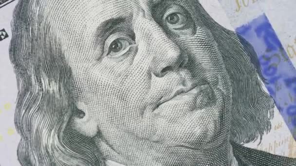 Tiro de la cara giratoria de Benjamin Franklins en el billete de 100 dólares — Vídeo de stock