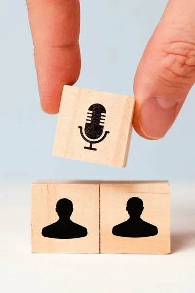 Podcast Konzept Mit Mikrofon Und Persona Symbolen — Stockfoto