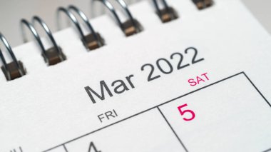 Mart 2022 masa takviminde yakın plan.