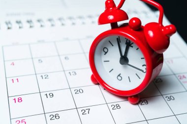 Klasik saat bir takvim üzerinde gün be gün duruyor..