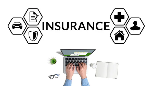 各种保险作为一种企业的概念 在笔记本电脑上工作的保险代理人 — 图库照片
