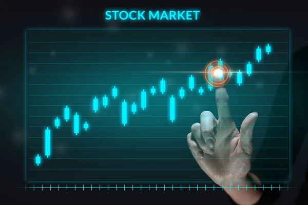 Üzleti Befektetési Koncepció Személy Megérinti Kijelzőt Növekedési Tőzsde Absztrakt Grafikonjával — Stock Fotó