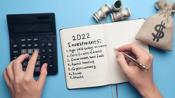 Concepto Inversión Empresarial Inversor Calcula Dónde Invertir 2022 —  Fotos de Stock