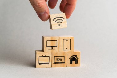 Çeşitli aygıtlar için Wi-Fi ağ kavramı TV, laptop, akıllı telefon ve akıllı ev.