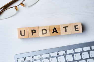 Klavyenin yanındaki tahta küplere yazılan yazılım güncelleme kavramı