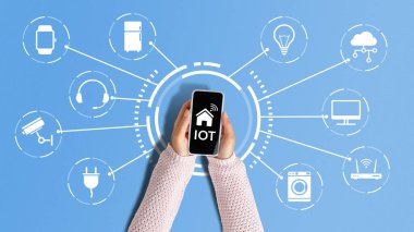 Birçok şey ya da internet konsepti. kişi akıllı telefondaki uygulama ile ekipman ve güvenliği kontrol eder.