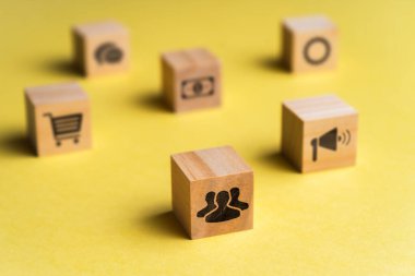 Konsept CRM veya Müşteri İlişkileri Yönetimi. Tahta küplerdeki soyut simgeler