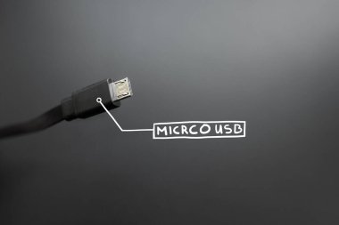 Kablo mikro usb kablosu bağlanıyor. Eski teknolojik standart