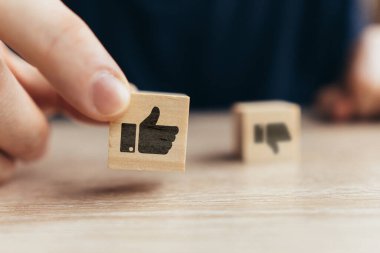 Zarda başparmak yukarı simgesi. Sosyal ağlarda onaylanma ve şu şekilde derecelendirme