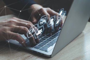 Mobil bankacılık konsepti. Bu kişi bu servisi bir dizüstü bilgisayarla kullanıyor.