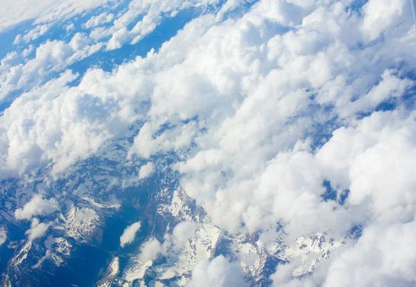 Voando Sobre Montanhas Com Nuvens — Fotografia de Stock
