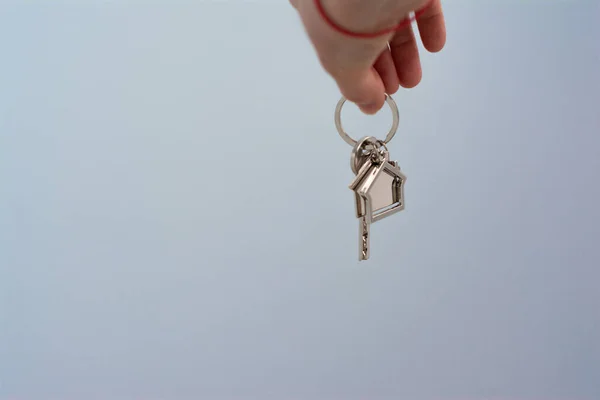 Μεσίτης Ακινήτων Κρατώντας Κλειδί Σπίτι Σχήμα Μπρελόκ Στο Φόντο Χρώμα — Φωτογραφία Αρχείου