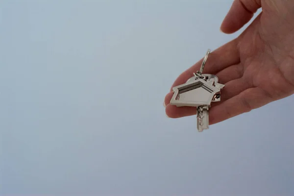Μεσίτης Ακινήτων Κρατώντας Κλειδί Σπίτι Σχήμα Μπρελόκ Μπλε Φόντο Ένδειξη — Φωτογραφία Αρχείου