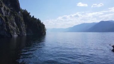 Göldeki güzel kayalar ve kayıklar