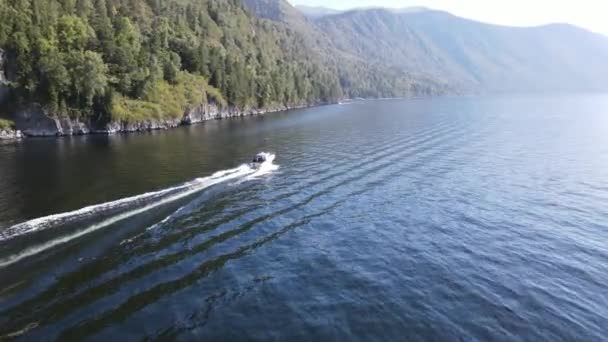 Tekne Teletskoye Gölü Boyunca Ilerliyor Kayalıklar Boyunca Bölüm — Stok video