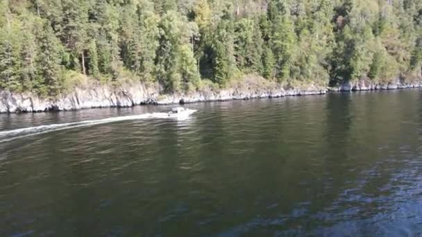 Tekne Teletskoye Gölü Boyunca Kayalıklar Boyunca Yol Alır — Stok video